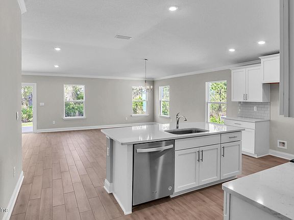 5th image of 16 W SAWMILL Court