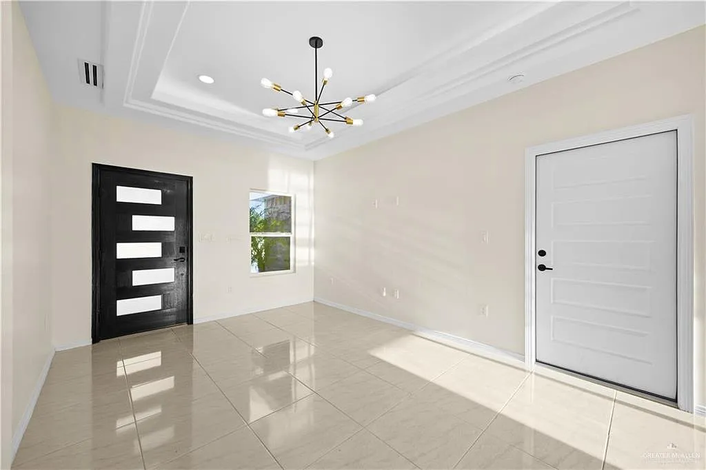 3 bed, 2.0 bath, 1299 sqft, $1,800 — Photo 2