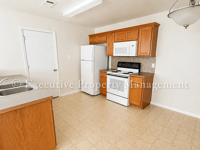 208 Janelle Dr — Photo 10