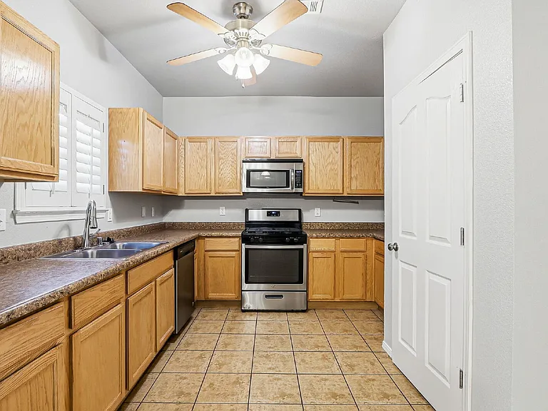 3241 Perla Point Dr — Photo 5