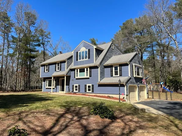 37 Bow St, Carver, MA 02330