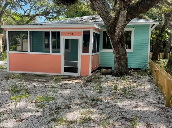 784 Oak St, Fort Myers Beach, FL 33931