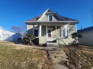 702 E 1st St, Pella, IA 50219