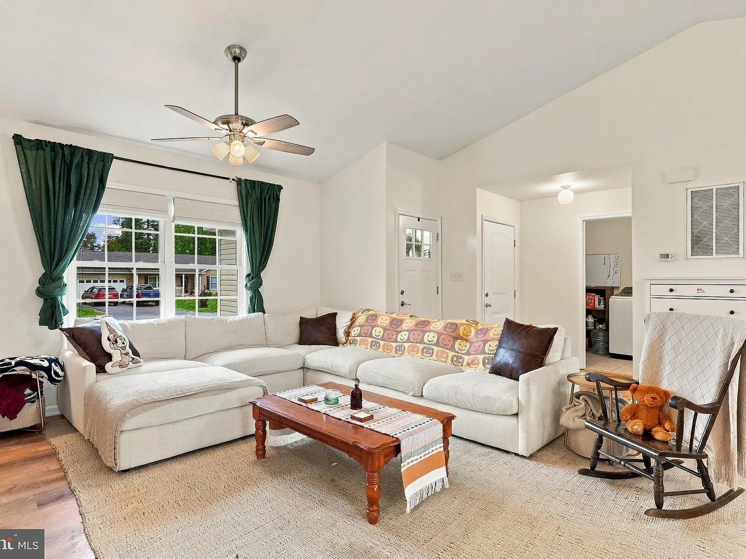3 bed, 2.0 bath, 1472 sqft, $2,100 — Photo 4