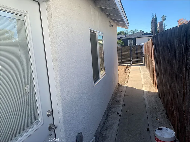10034 Noble Ave — Photo 3