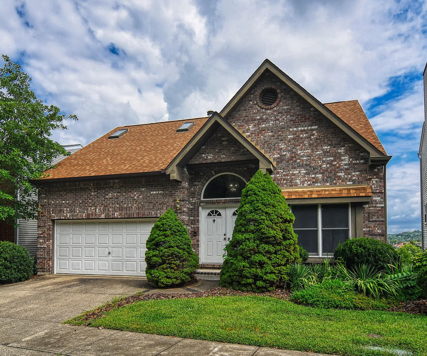 636 Pointe Benton Ln photo 1