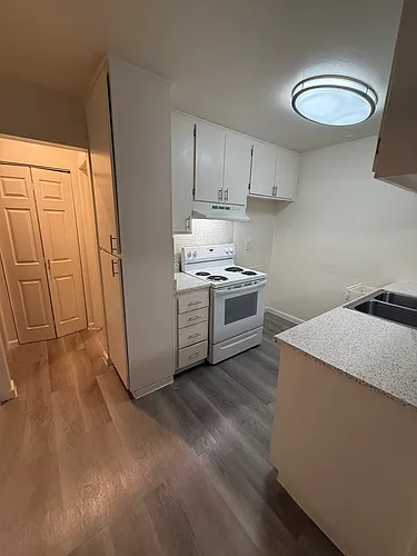662 Hayvenhurst Ave #110 Photo 1