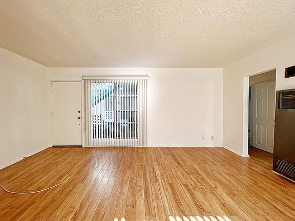 4th image of 1030 W Huntington Dr #10