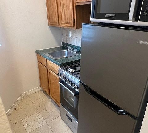 3rd image of 624 E 11th St APT 4A