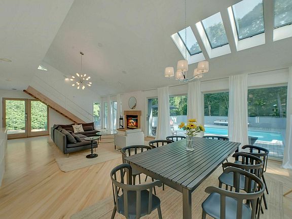 4th image of 2 Bay Woods Dr