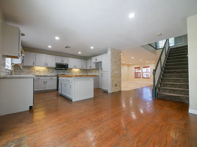 3476 Hawthorne Dr — Photo 6