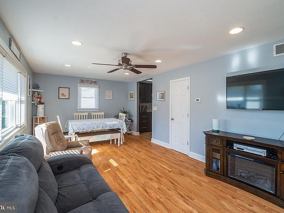 3rd image of 206 Cheddington Rd