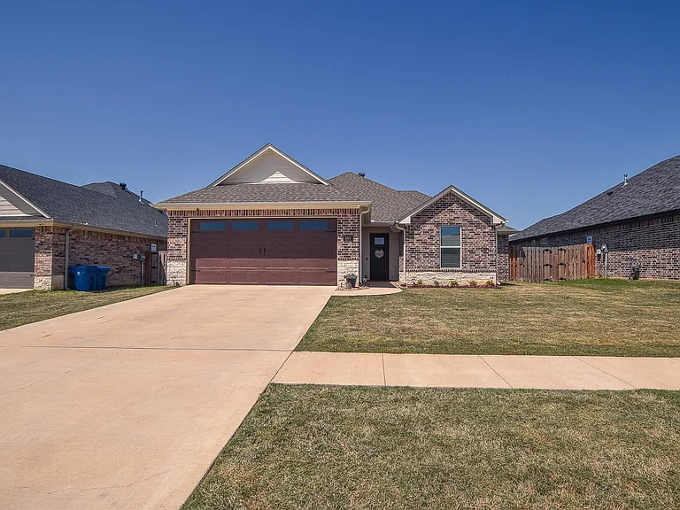 1707 Jessica Dr — Photo 2