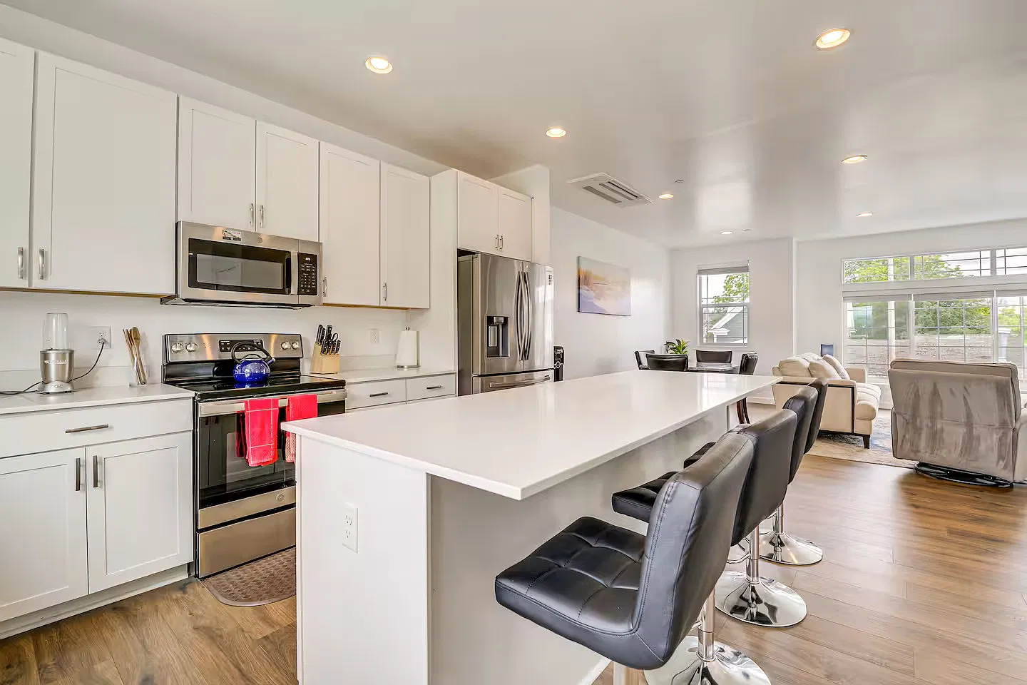 4 bed, 3.5 bath, 2200 sqft, $4,500 — Photo 4