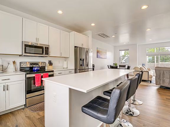 4th image of 220 Arthur Ln