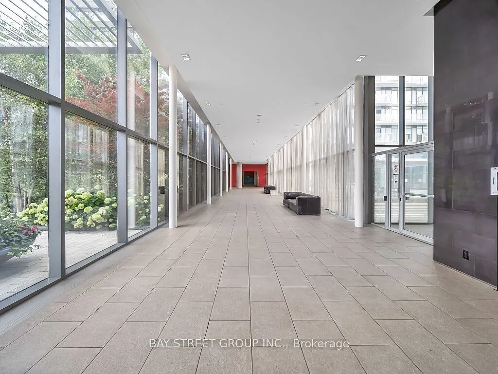 105 The Queensway — Photo 2