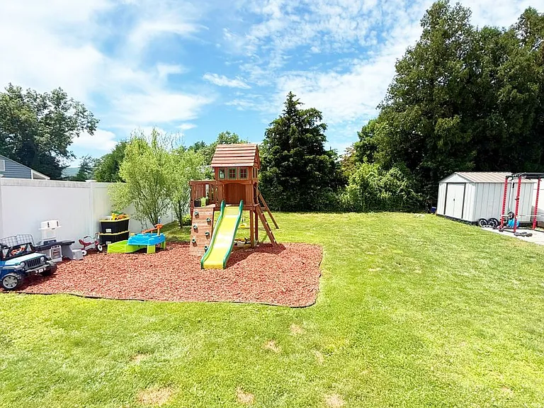 124 Morningside Dr W — Photo 12
