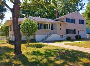 17 Hillview Dr, Neptune, NJ