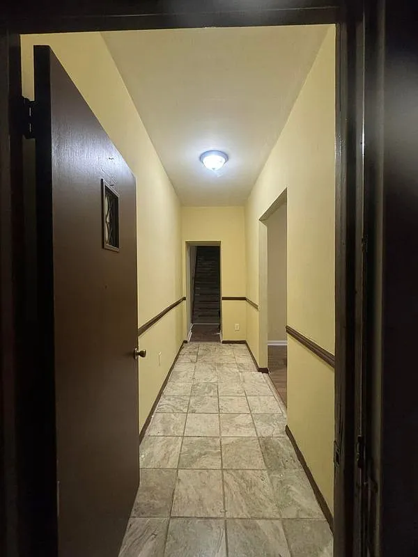 5 bed, 1.0 bath, 1523 sqft, $1,800 — Photo 2