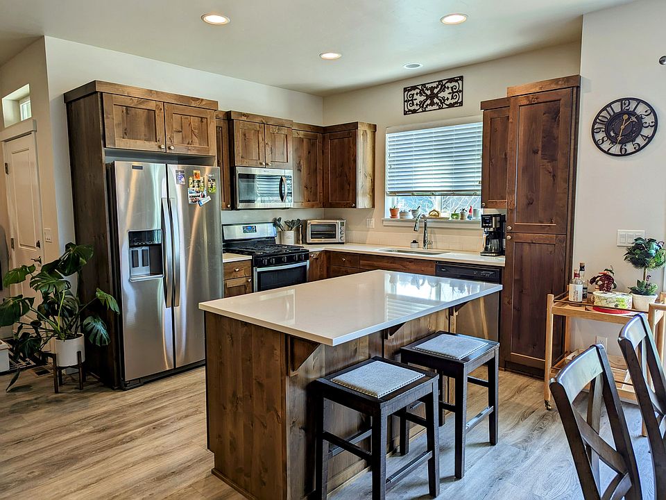 Spacious, open concept, fully equipped kitchen