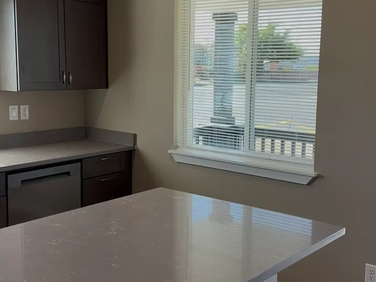 503 D St SE — Photo 5