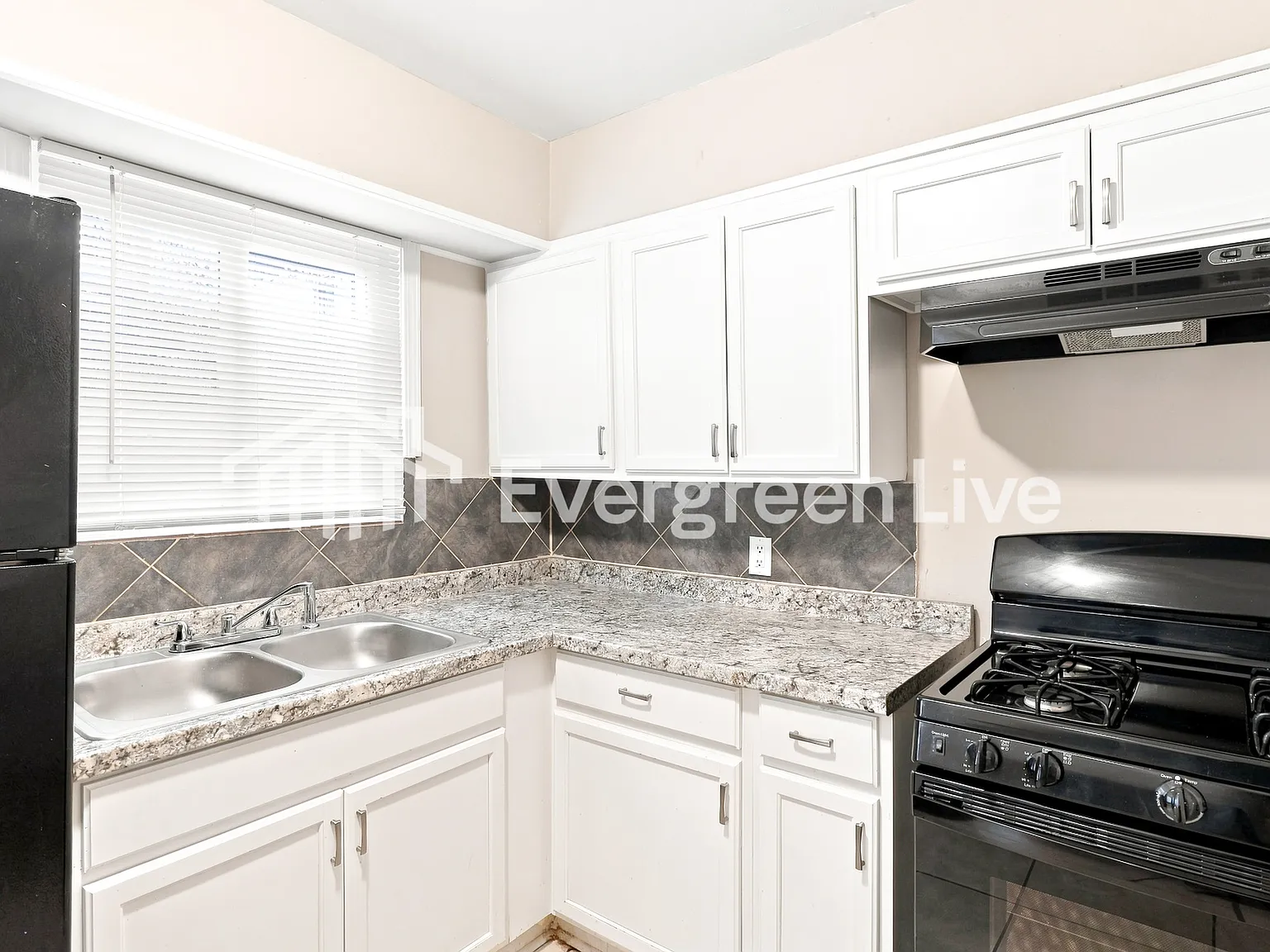 3 bed, 1.0 bath, 1030 sqft, $995 — Photo 4