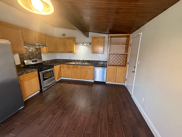 9712 Saint George St — Photo 10