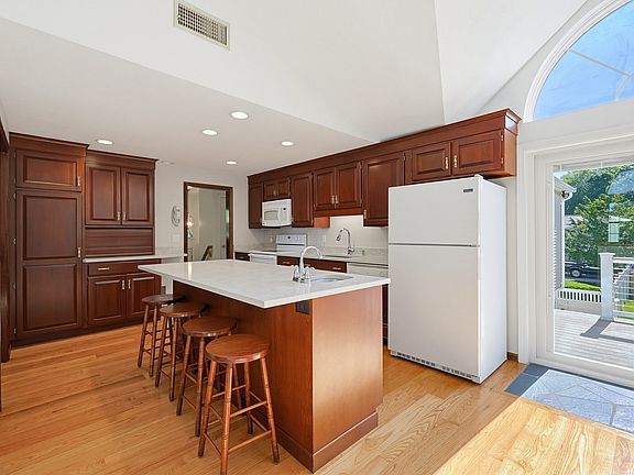 4th image of 18 Princeton St
