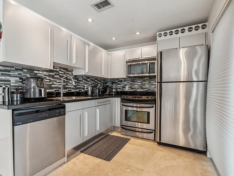 7700 Collins Ave #3 — Photo 3