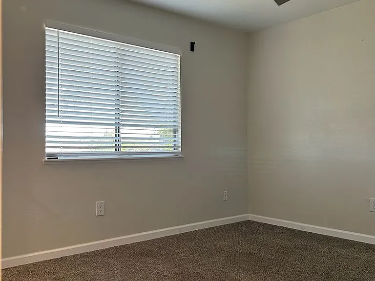 912 W Graaf Ave — Photo 10