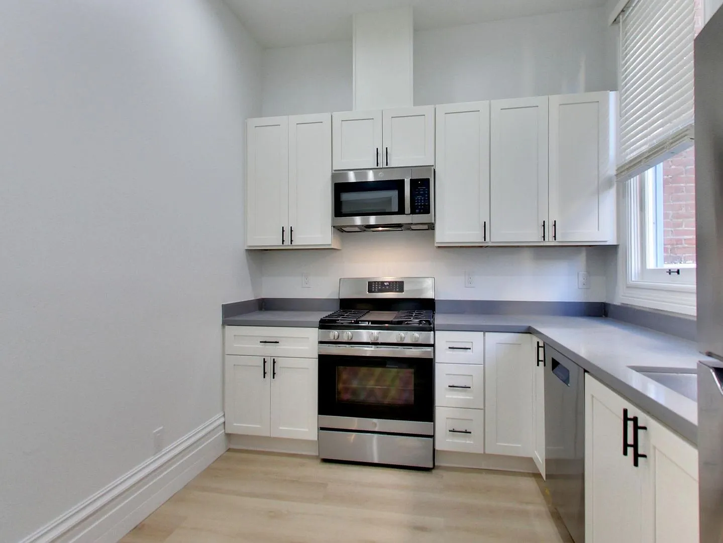 Renovated 2BR/2BA + Office Directly Across from Alamo Square Park! — Photo 4