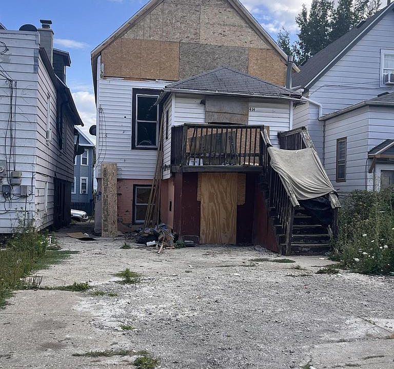 2nd image of 2412 W Maple STREET #2414