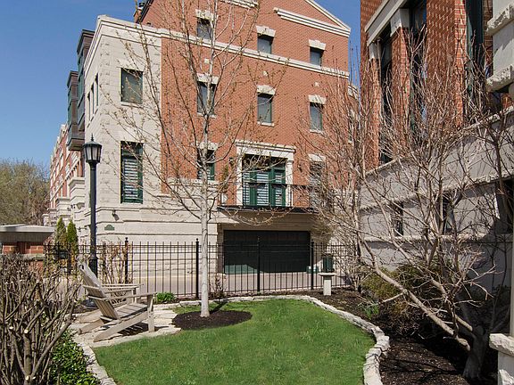 2nd image of 420 W Armitage Ave