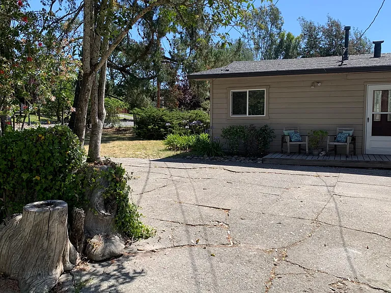 1850 Reiman Ln — Photo 2