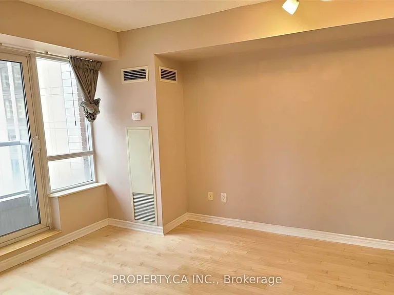 250 Wellington St W #1531 — Photo 9