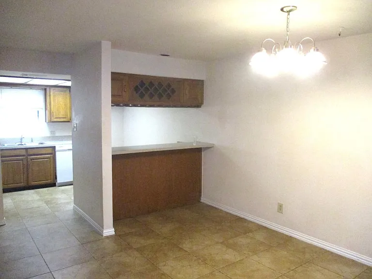 203 Yorkshire Ct — Photo 12