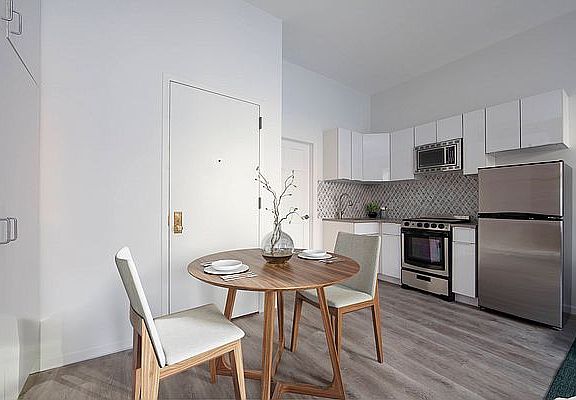 2nd image of 805 Lexington Ave #5R