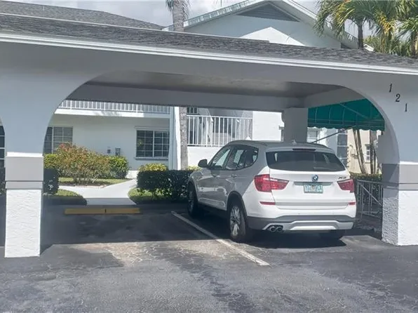 121 Gabriel CIR #1, NAPLES, FL 34104