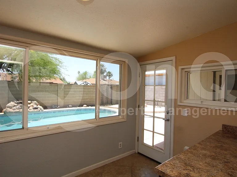 425 E Continental Dr — Photo 7