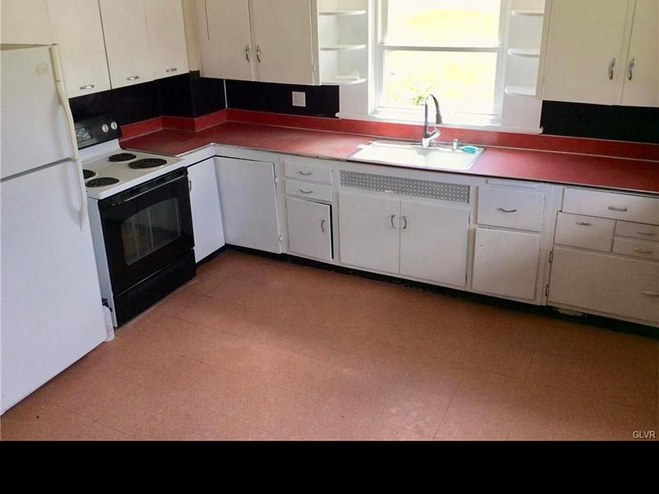 large eat in kitchen