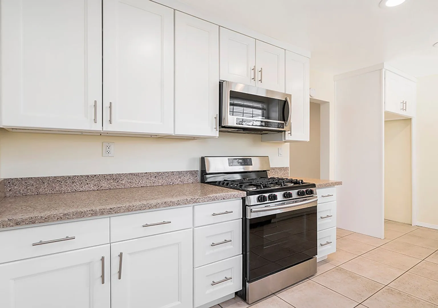 Beautiful Remodel Completely Updated Ss Appliances Included! — Photo 4