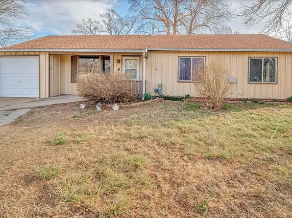 1009 Apache Dr, Salina, KS 67401