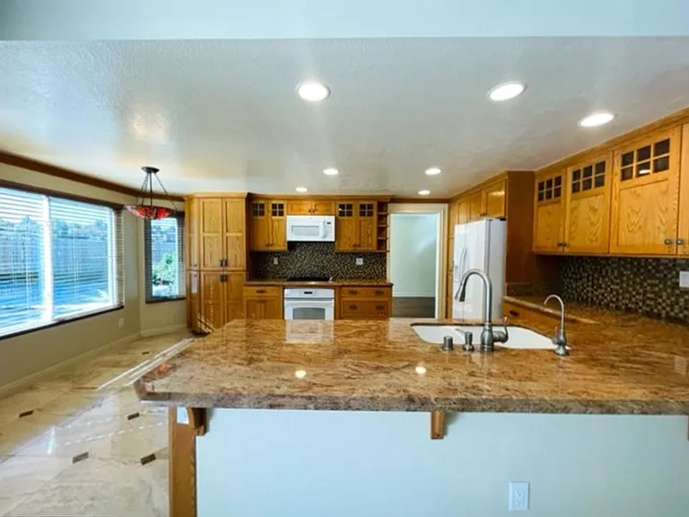 526 Trailridge Dr — Photo 3