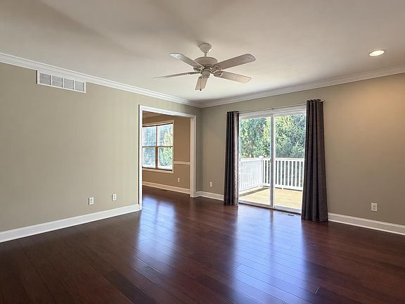 3rd image of 307 Sonoma Way