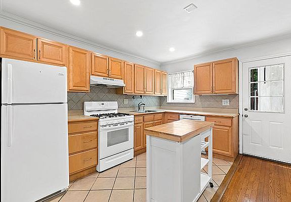 4th image of 386 Quincy St Unit 1
