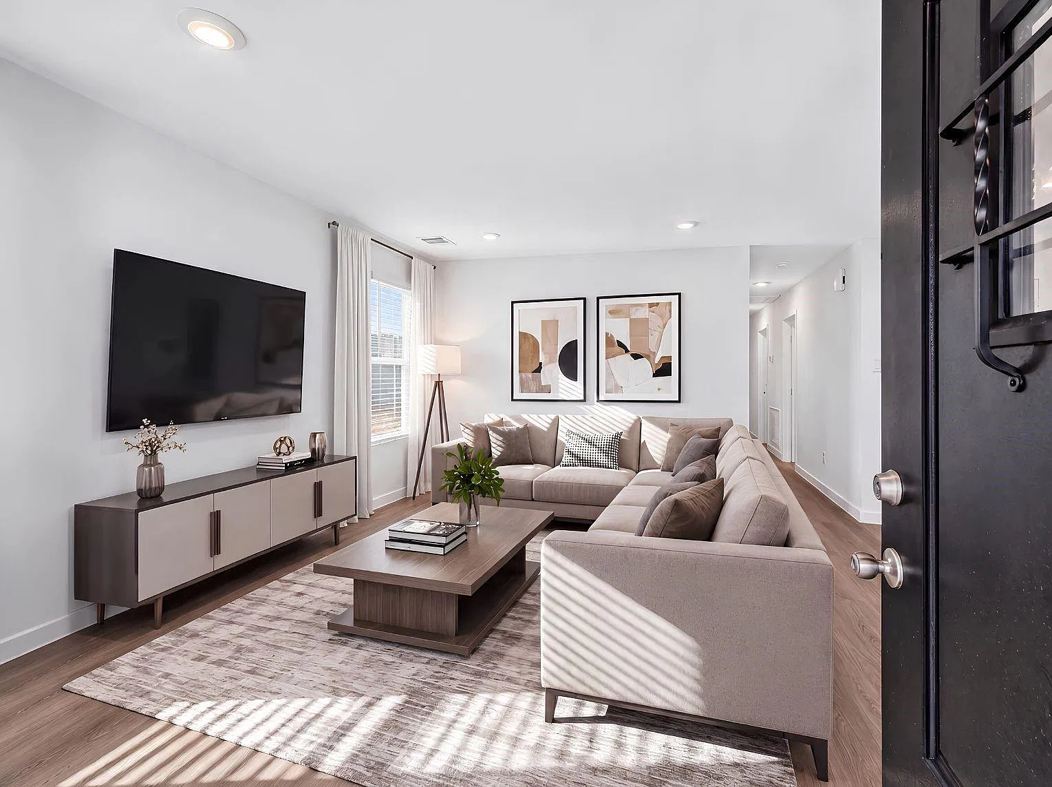 2 bed, 1.0 bath, 816 sqft, $1,350 — Photo 3