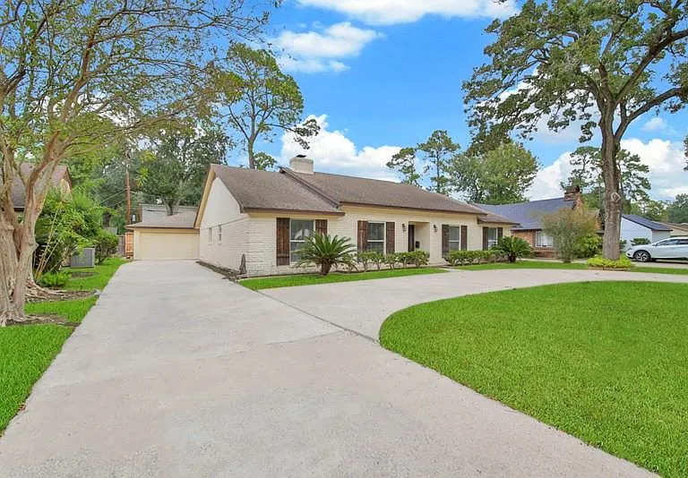 10042 Briar Forest Dr — Photo 3