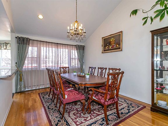 5th image of 135 Birchwood Park Dr
