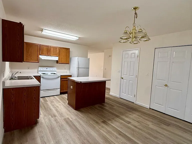 608-610 Curtis Dr — Photo 5