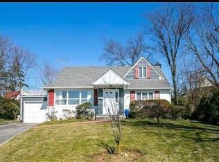 18 Embassy Ct, Great Neck, NY 11021
